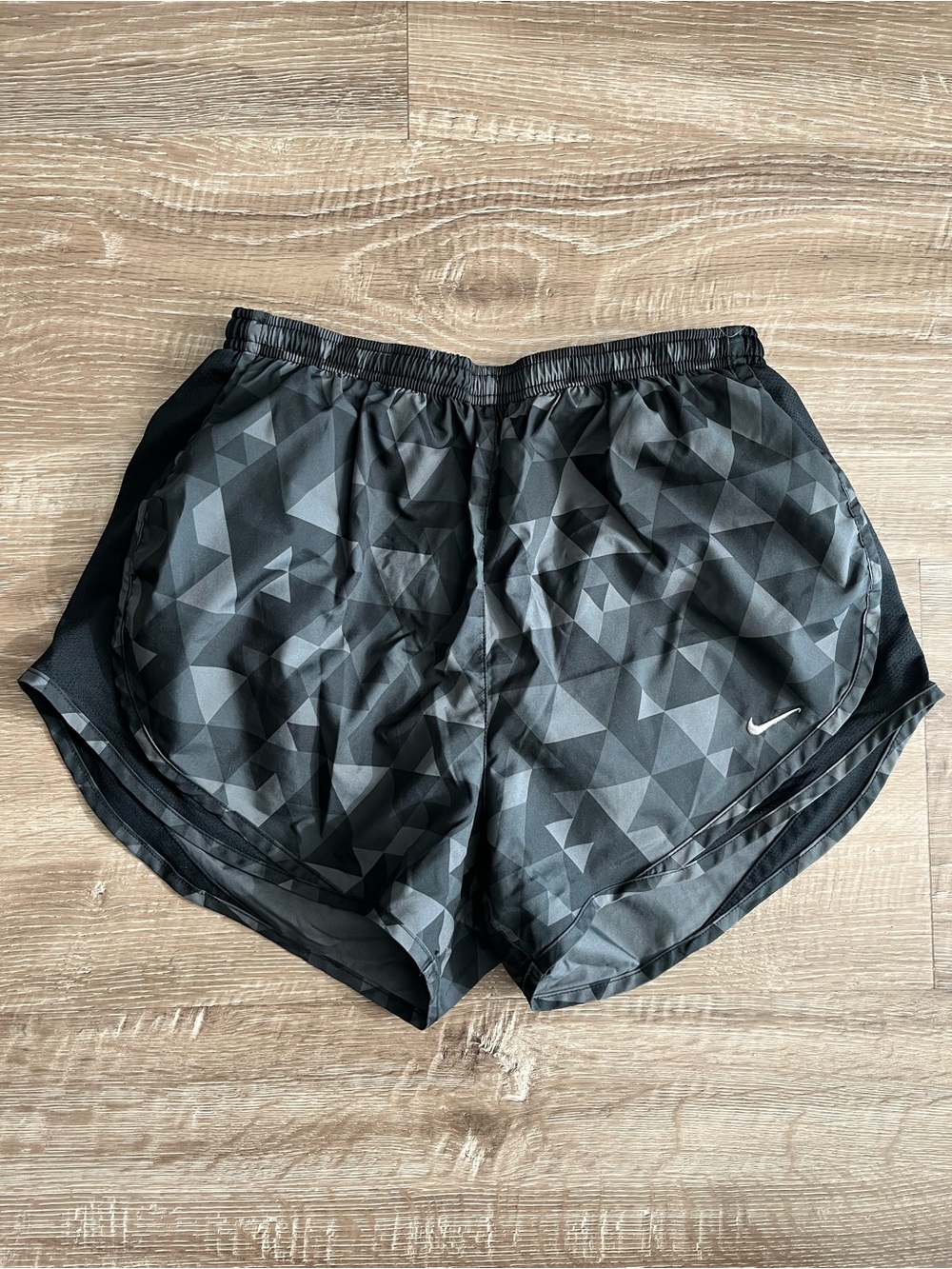 Nike women’s medium tempo running shorts Black grey Geometric print
